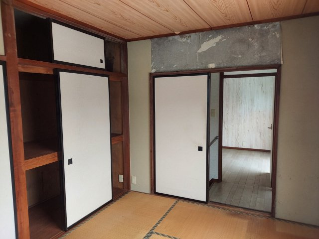 売中古戸建　静岡市葵区東1丁目の和室|2階和室の押入と天袋です。収納がたくさんあります。