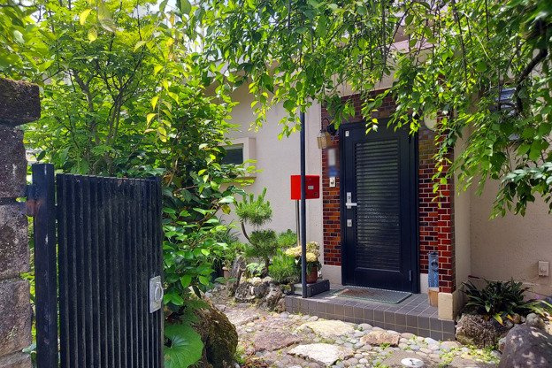 売中古戸建　静岡市葵区東1丁目の玄関|玄関には庇があり雨天時の出入りは濡れにくいです。少しだけ地面から高くなっているので、外からの汚れや湿気・砂ぼこりを室内に入りにくくします！