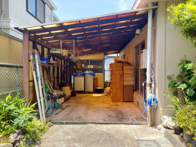 売中古戸建　静岡市葵区東1丁目の駐車場|ガレージには屋根があります。大事な車を日差しや雨から守り、車を停めるだけでなく多目的な用途に使えるので、趣味スペースとしてもご使用いただけます！