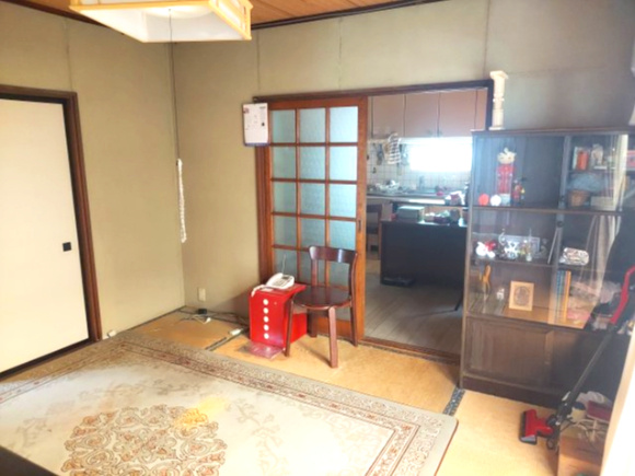 売中古戸建　静岡市葵区東1丁目の和室|片側にはガレージにつながる掃き出し窓があり、開放感を感じられます！