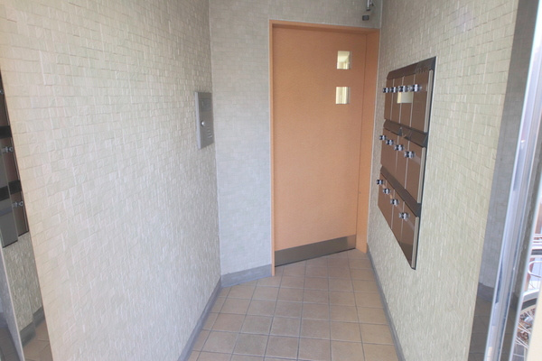 三条さやかビルのエントランス