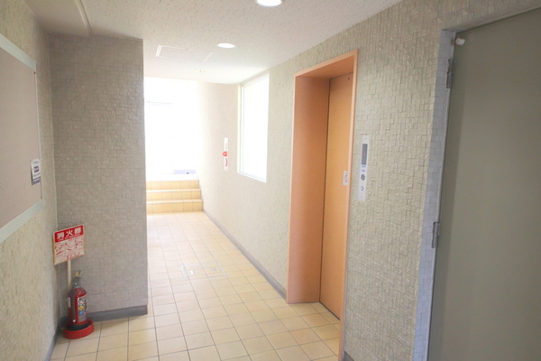 三条さやかビルのエントランス