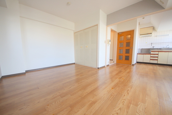 三条さやかビルの居間・リビング