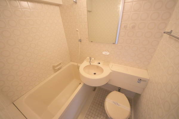 三条さやかビルの浴室