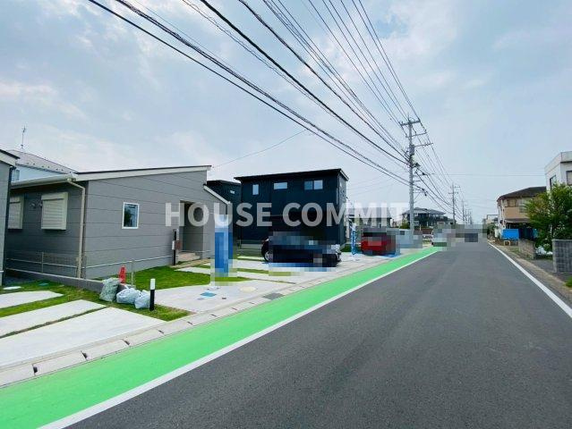 新築戸建て　ライフベース成田　３号棟の前面道路含む現地写真
