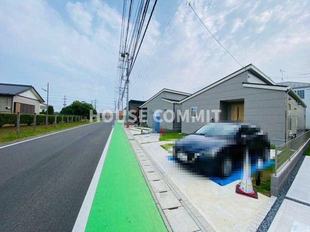 新築戸建て　ライフベース成田　３号棟の前面道路含む現地写真