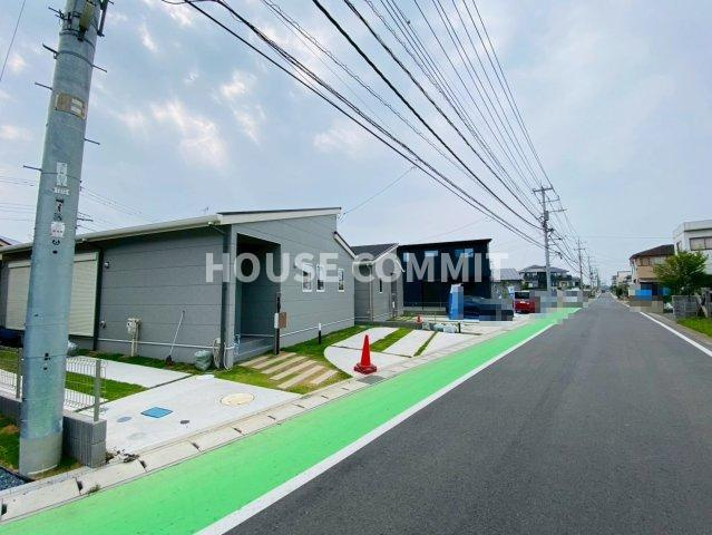 新築戸建て　ライフベース成田　２号棟の前面道路含む現地写真