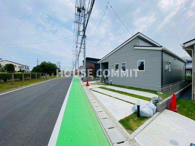 新築戸建て　ライフベース成田　２号棟の前面道路含む現地写真