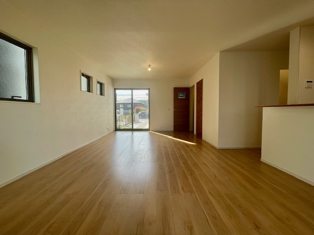 茅ヶ崎市柳島２丁目　新築戸建　全2棟の居間・リビング|20帖　LDK