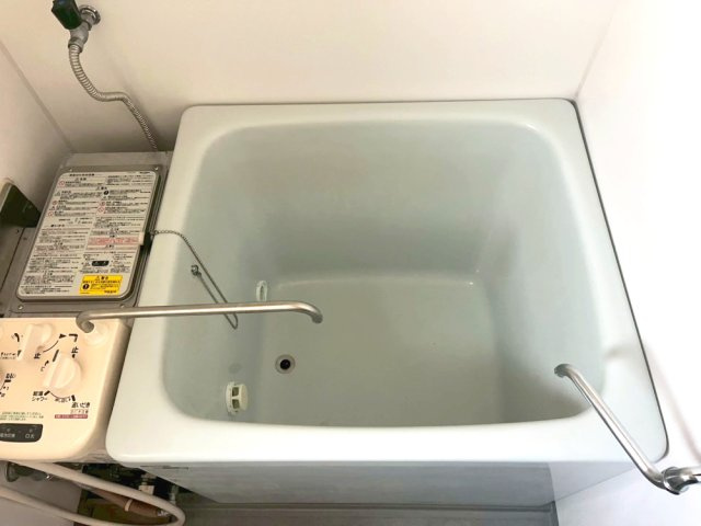 上高丸住宅1号棟の浴室|浴槽部分です