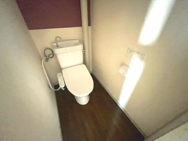 上高丸住宅1号棟のトイレ|落ち着いた色調のトイレです