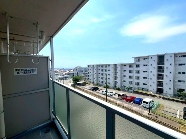 上高丸住宅1号棟のバルコニー|落ち着いた時間を過ごせるバルコニーです