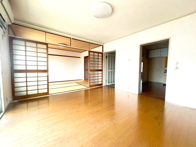 上高丸住宅1号棟の居間・リビング|ゆったりとした居間です