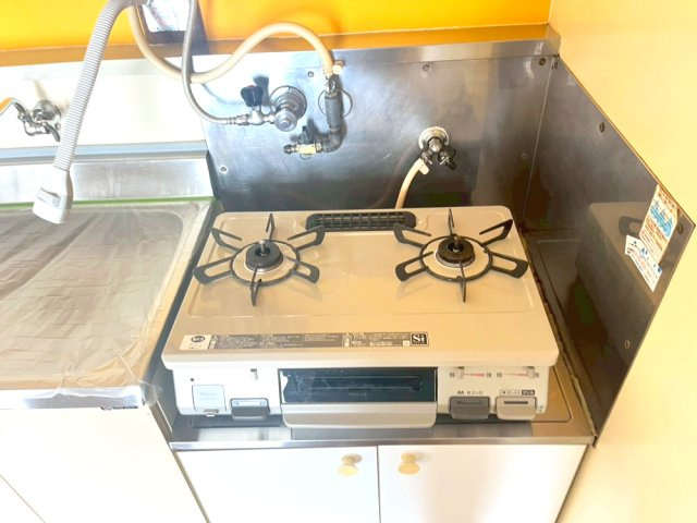 上高丸住宅1号棟のキッチン|コンロ付です