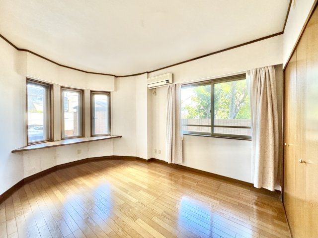 アートフォルム山手の洋室|1階北側の洋室。窓が多く明るさを確保できます。