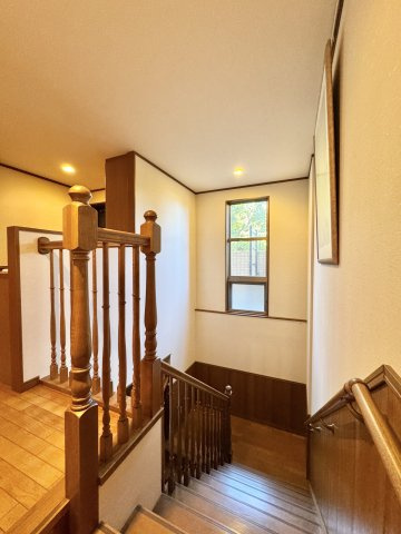 アートフォルム山手のその他|1階と階下の玄関吹き抜け。贅沢な空間です。