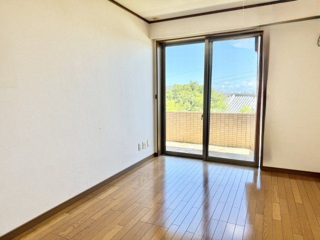 アートフォルム山手の洋室|階下の洋室。高台なので見晴らしの良いバルコニーに面したお部屋です。