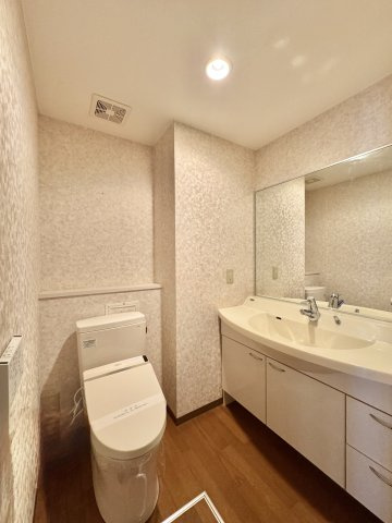 アートフォルム山手のトイレ|階下トイレには大きめな洗面台付き。