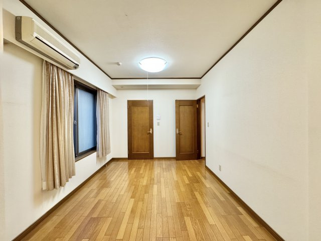 アートフォルム山手の洋室|階下北側の洋室。窓から明かりも確保できます。