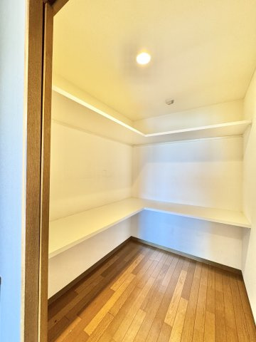 アートフォルム山手の収納|ウォークインクローゼットも各部屋についていて収納には困りません。