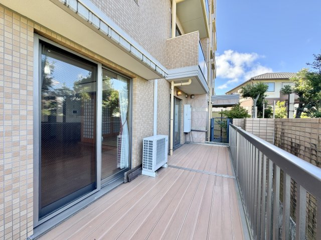 アートフォルム山手のその他|東側のバルコニーは玄関横にあり、外へ出ることもできます。戸建にすんでいるような空間を感じます。