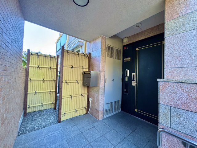 アートフォルム山手|玄関入口。竹格子の向こうにバルコニーがあり、門で繋がっています。
