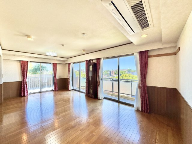 アートフォルム山手の居間・リビング|東南角部屋！高台なのでバルコニーから遮るものがなくカーテンを開けっ放しでも過ごせます。
