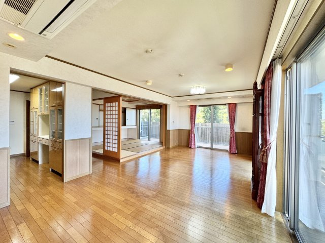 アートフォルム山手の居間・リビング|リビングに繋がる和室もあり、明るい空間です。