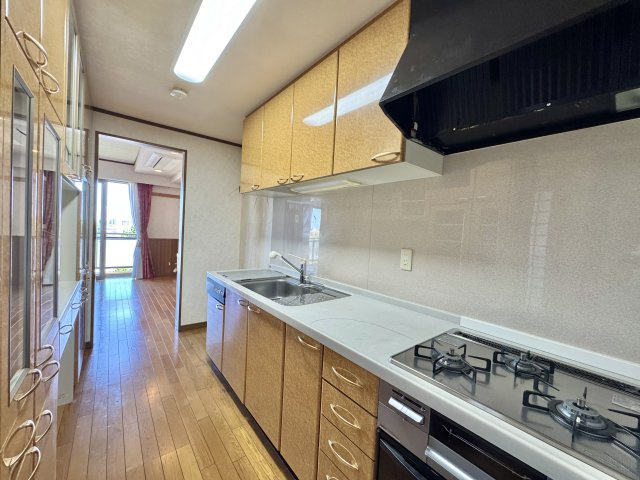 アートフォルム山手のキッチン|キッチンは大きな収納付きですっきり片付きます。