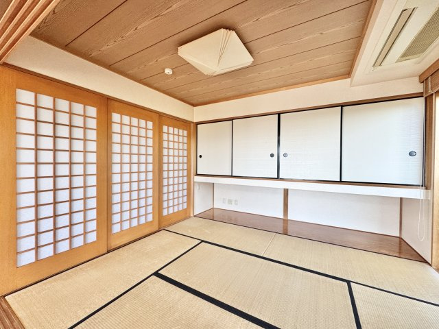 アートフォルム山手の和室|南側にリビング、東側に大きなサッシがあり光を確保できます。締めれば落ち着いた和室、空ければリビングの一部として利用できます。