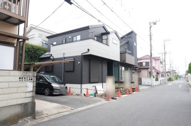 越谷市神明町1丁目 新築分譲住宅の前面道路含む現地写真
