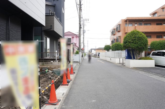 越谷市神明町1丁目 新築分譲住宅の前面道路含む現地写真