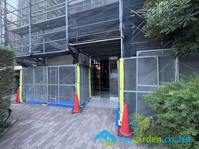 ベルパーク湘南茅ヶ崎Ｃ館のエントランス|外壁工事中（2025年12月5日撮影）