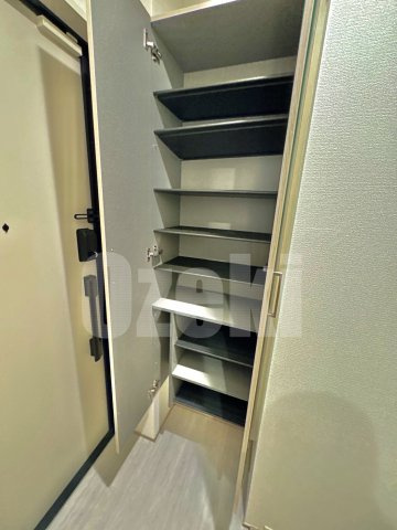 Dアヴァンス千間台東　A棟の収納|玄関シューズボックスが奥行もあり、とても広いです♪