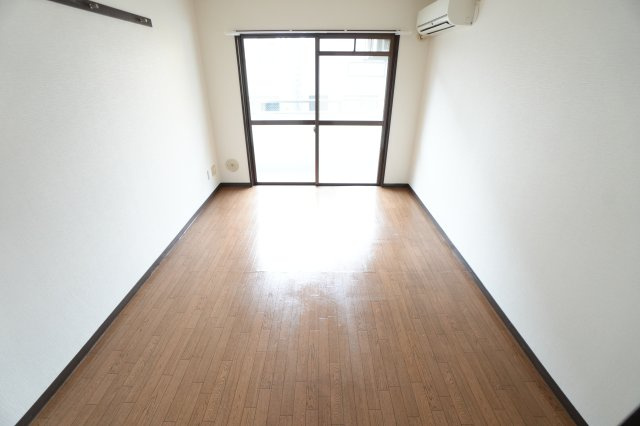 北岡ビルの居間・リビング