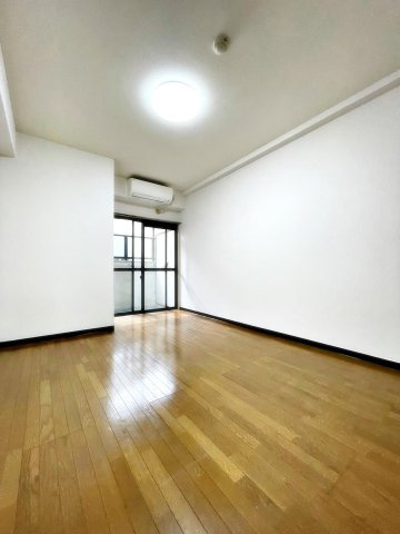 ロッキーハウスの居間・リビング|こちらの居間で趣味の時間をお楽しみください