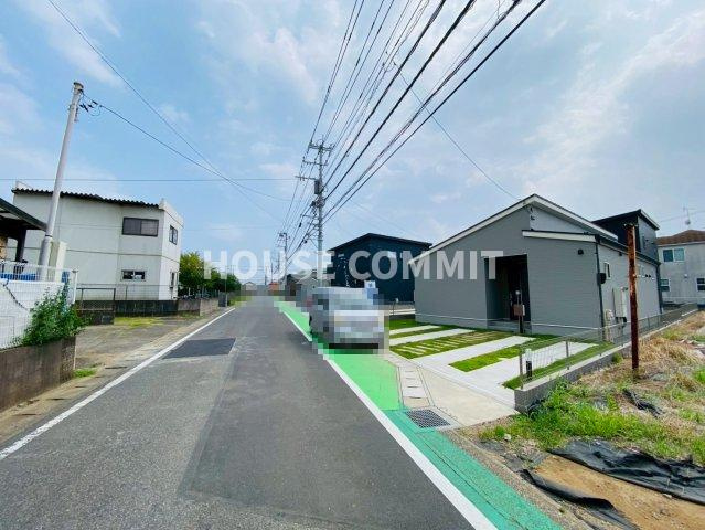 新築戸建て　ライフベース成田　7号棟の前面道路含む現地写真