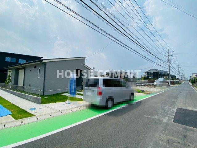 新築戸建て　ライフベース成田　7号棟の前面道路含む現地写真