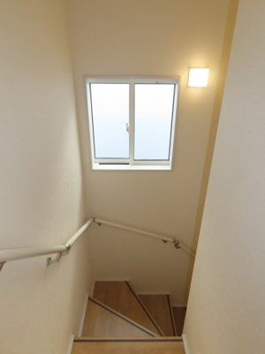 【その他】 | 川越市かすみ野新築戸建 | 陽のたくさん入る窓のある階段
同現場物件