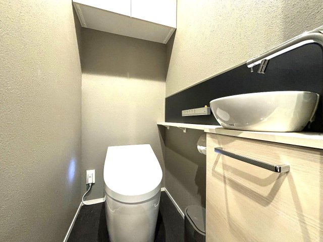 ルイマーブル乃木坂のトイレ|タンクレストイレはエコの観点からも機能面からも優れたものとなっております。
トイレ内に手洗い場が設けられておりますので衛生面でも安心です。