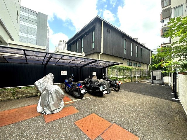 ルイマーブル乃木坂の駐輪場|バイク置場
料金確認中