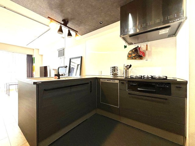 ルイマーブル乃木坂のキッチン|会話が弾むL字型の対面式カウンターキッチンです。