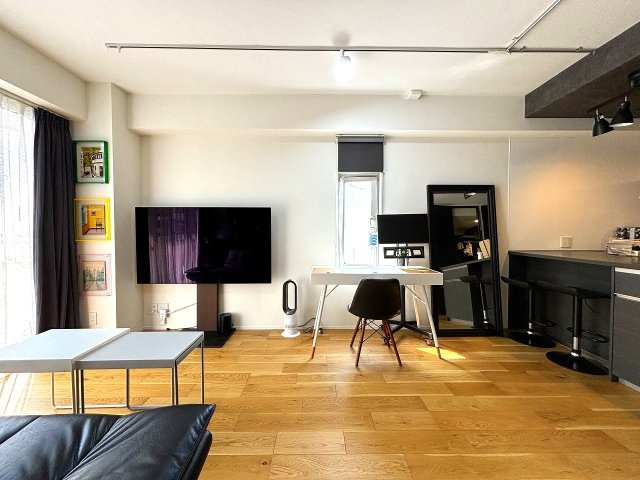 ルイマーブル乃木坂の居間・リビング|南向きのバルコニーに西側に採光が取れる窓があります。