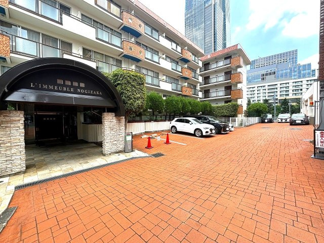 ルイマーブル乃木坂の外観|レンガ造りのエントランス