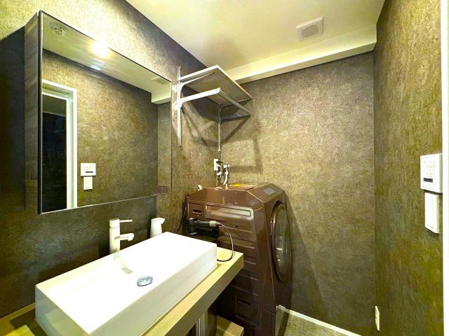 ルイマーブル乃木坂の独立洗面台|物が増える場所だからこそ、スッキリとした見栄えの良いデザインとなっております。