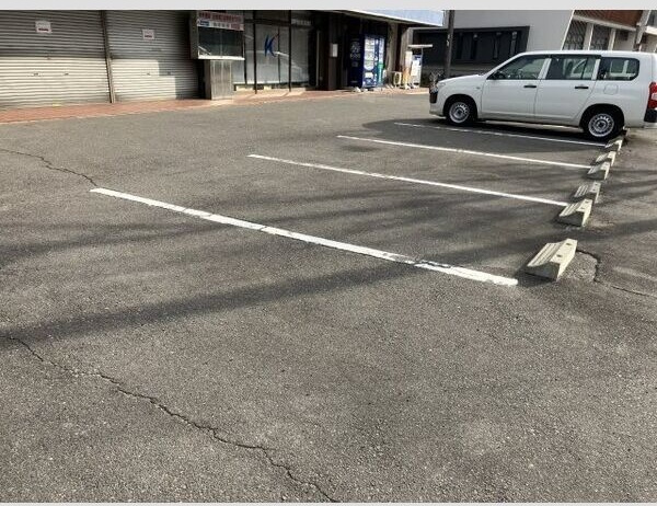 光ハイツ1階店舗の駐車場