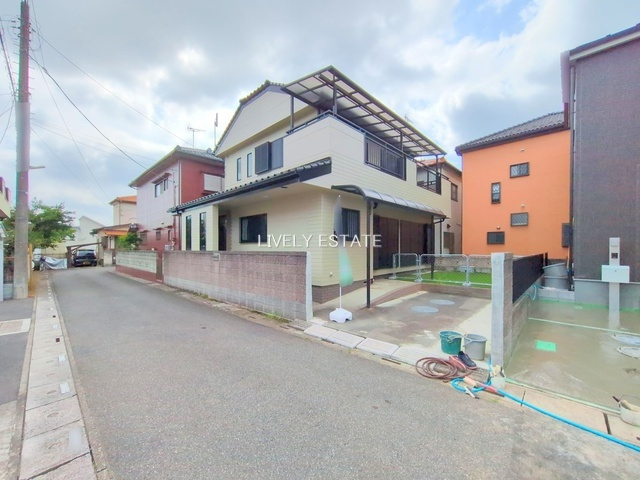 越谷市大字平方 中古戸建の前面道路含む現地写真