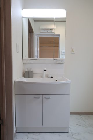 《仲介手数料無料》上尾市大字上尾下1056-1(A号棟)新築一戸建てハートフルタウンの独立洗面台|撮影日 2025年9月18日 13:30 晴れ