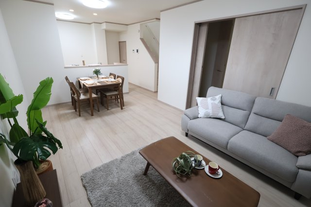 《仲介手数料無料》上尾市大字上尾下1056-1(A号棟)新築一戸建てハートフルタウンの居間・リビング|撮影日 2025年9月18日 13:30 晴れ