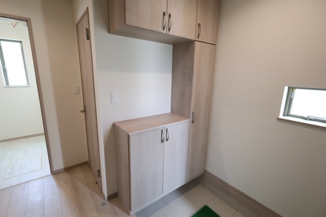 《仲介手数料無料》上尾市大字上尾下1056-1(A号棟)新築一戸建てハートフルタウンの玄関|撮影日 2025年9月18日 13:30 晴れ